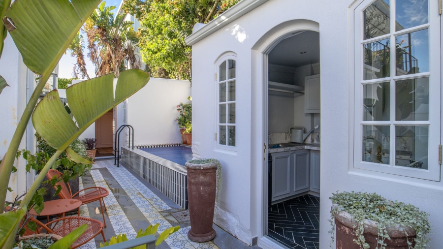 To Let 5 Bedroom Property for Rent in Three Anchor Bay Western Cape